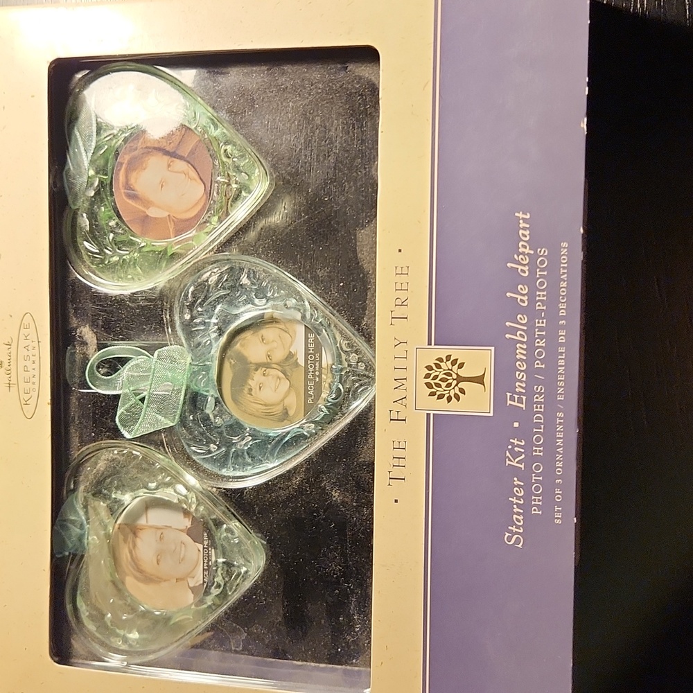 NIB Hallmark keepsake Family Tree BLUE glass Heart-shaped photo holders 3 in box